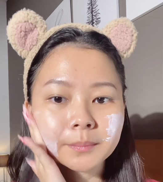 Memakai Skincare