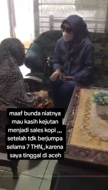 7 Tahun Gak Pulang, Wanita Kasih Kejutan Ibunya Pura-Pura Jadi Sales, Tak Langsung Dikeenali saat Buka Masker