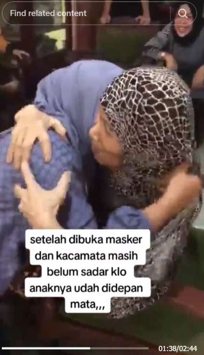7 Tahun Gak Pulang, Wanita Kasih Kejutan Ibunya Pura-Pura Jadi Sales, Tak Langsung Dikeenali saat Buka Masker
