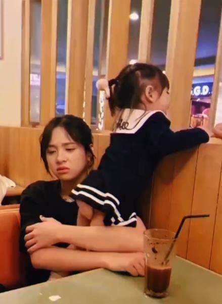 Zee JKT48 tampak mengasuh putrinya di sebuah restoran.