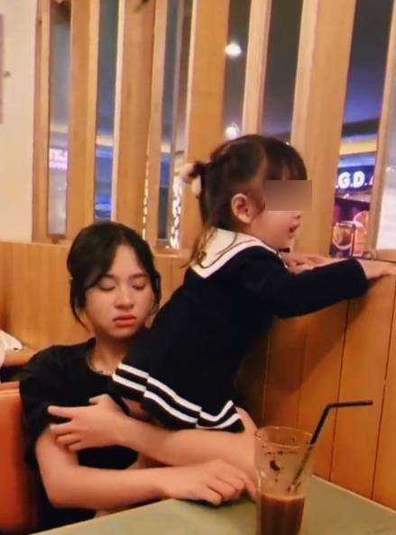 Zee JKT48 tampak mengasuh putrinya di sebuah restoran.