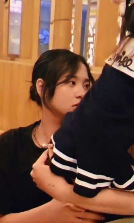 Zee JKT48 tampak mengasuh putrinya di sebuah restoran.