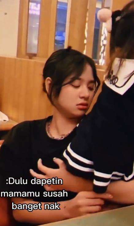 Zee JKT48 tampak mengasuh putrinya di sebuah restoran.