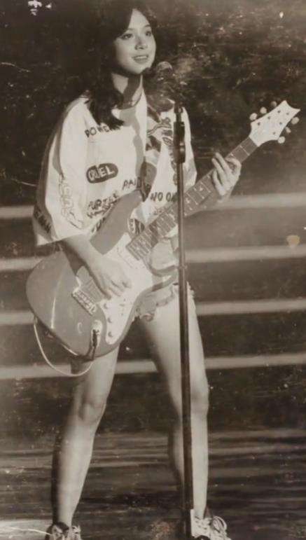 Zee JKT48 tampak mengasuh putrinya di sebuah restoran.