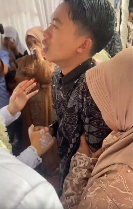 Lelaki nangis kejer pas ucapkan selamat ke mantan kekasih yang nikah.
