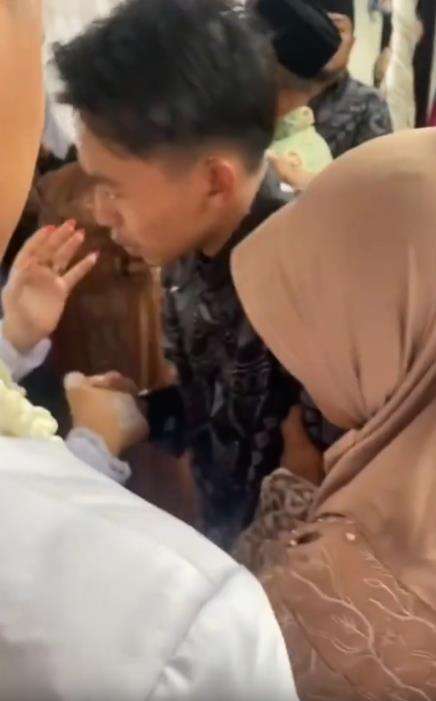 Lelaki nangis kejer pas ucapkan selamat ke mantan kekasih yang nikah.