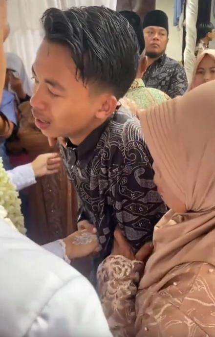Lelaki nangis kejer pas ucapkan selamat ke mantan kekasih yang nikah.