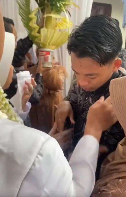 Lelaki nangis kejer pas ucapkan selamat ke mantan kekasih yang nikah.