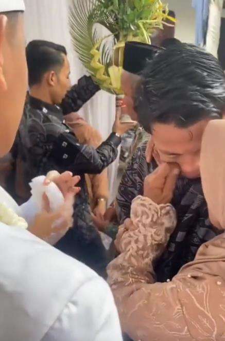 Lelaki nangis kejer pas ucapkan selamat ke mantan kekasih yang nikah.