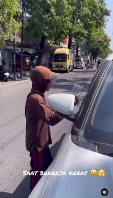 Bikin Geleng-Geleng, Aksi Pengemis Pati Siang Minta-Minta Malam Joget Bareng LC Karaoke