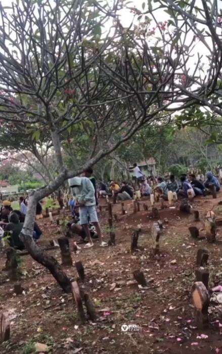 Dikira pelayat mau kuburkan jenazah, ternyata penonton dangdutan.
