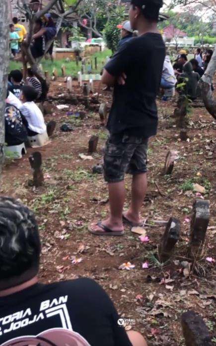 Dikira pelayat mau kuburkan jenazah, ternyata penonton dangdutan.