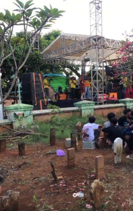 Dikira pelayat mau kuburkan jenazah, ternyata penonton dangdutan.