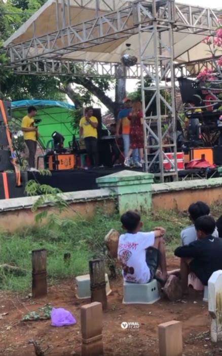 Dikira pelayat mau kuburkan jenazah, ternyata penonton dangdutan.