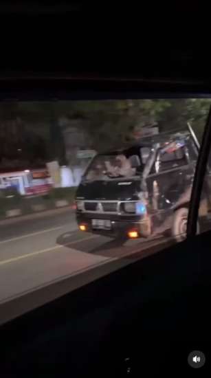 Viral Emak-Emak Ngebut Naik Pikap Penyok di Malam Hari, Disebut Baru Mengalami Kecelakaan