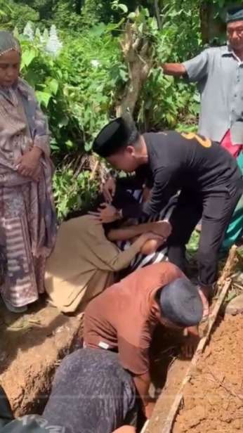 Momen Pilu Pasangan Suami Istri Menangis, Tak Sanggup Melihat Liang Lahat Anaknya yang Meninggal Dunia