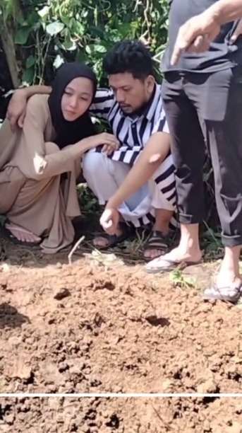 Momen Pilu Pasangan Suami Istri Menangis, Tak Sanggup Melihat Liang Lahat Anaknya yang Meninggal Dunia
