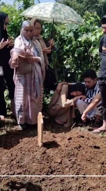 Momen Pilu Pasangan Suami Istri Menangis, Tak Sanggup Melihat Liang Lahat Anaknya yang Meninggal Dunia