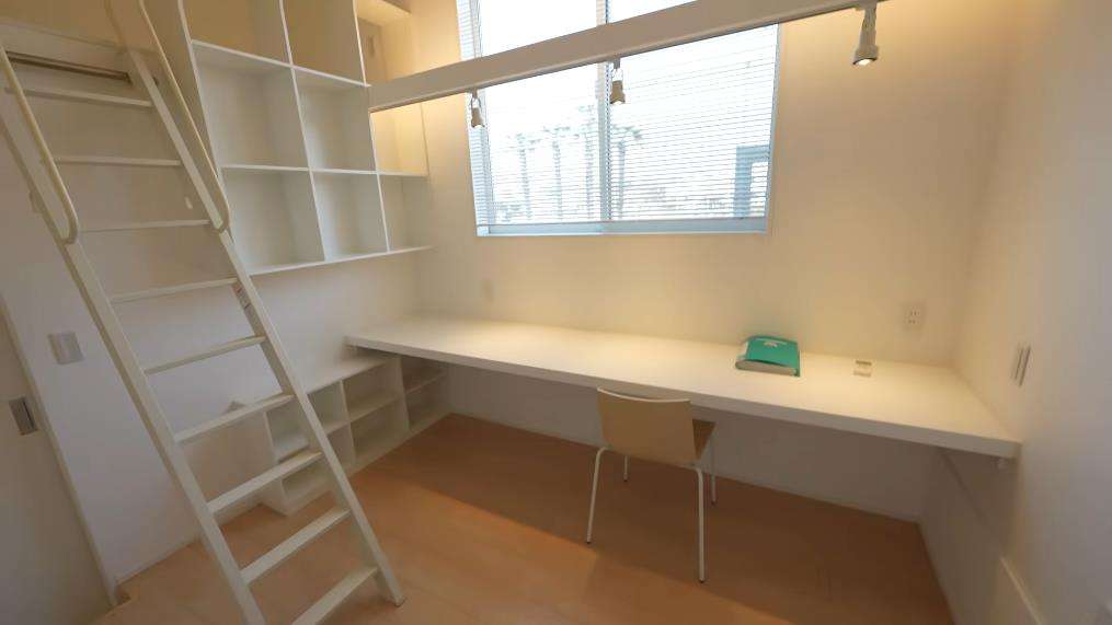 Apartemen mini yang unik di bawah jembatan kereta api.