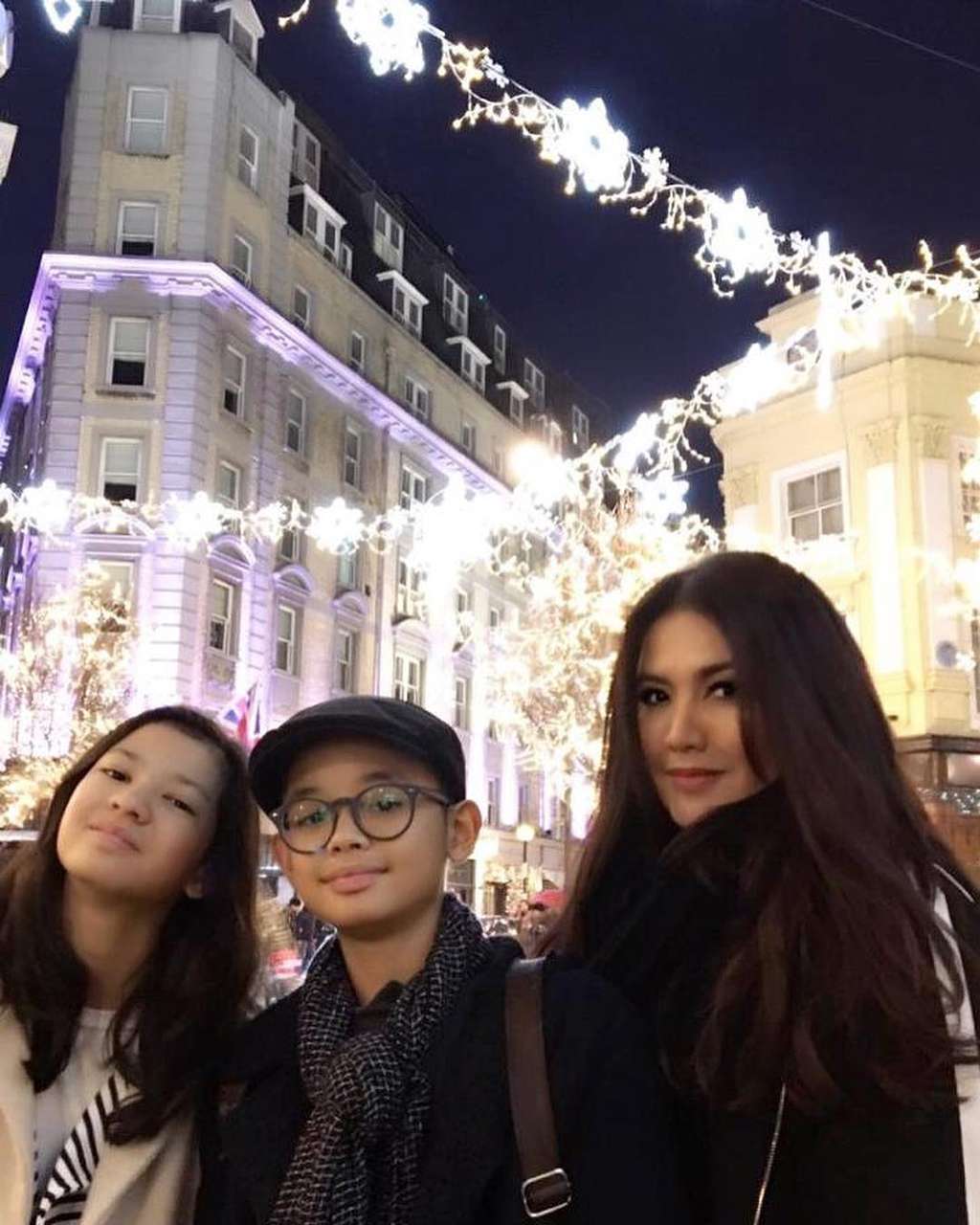 Cornelia Agatha dan kedua anaknya