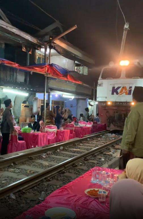 Gelar pesta pernikahan mepet rel kereta api.