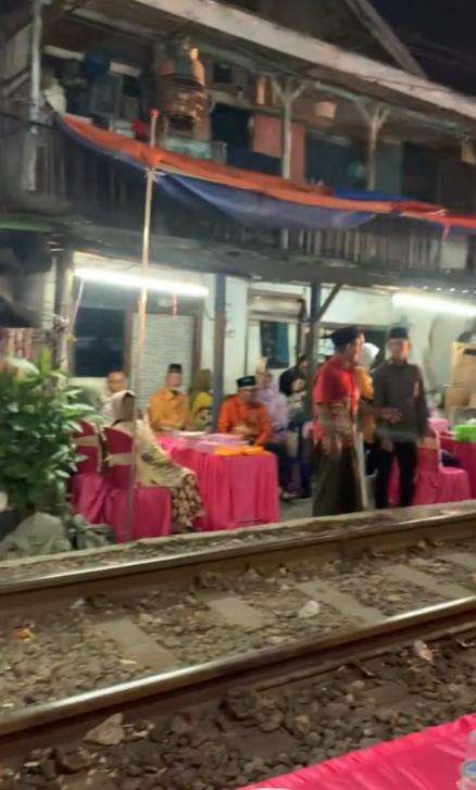 Gelar pesta pernikahan mepet rel kereta api.