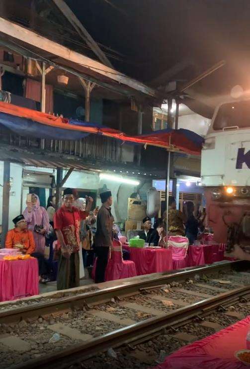 Gelar pesta pernikahan mepet rel kereta api.