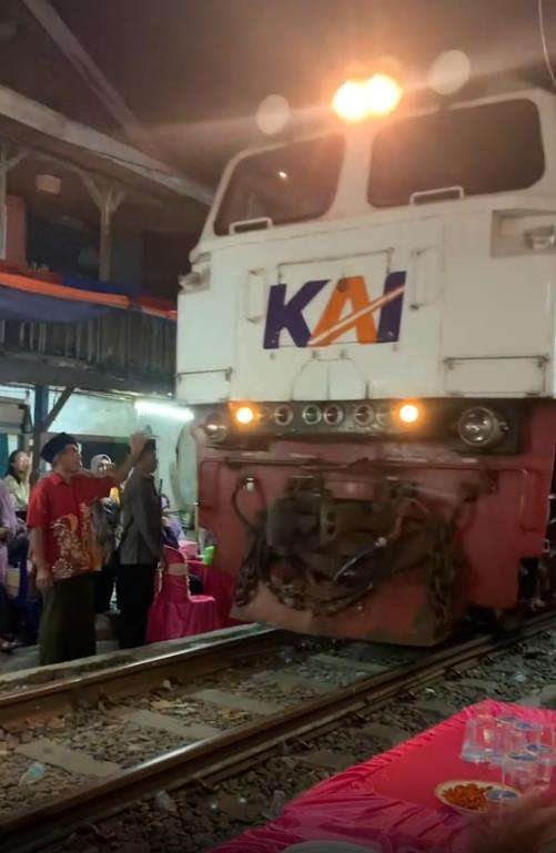 Gelar pesta pernikahan mepet rel kereta api.