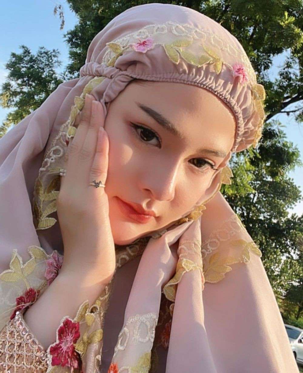 Bella Bonita pakai hijab by deki prayoga