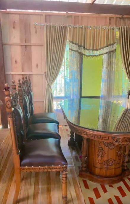 Home tour rumah kayu beratap seng tapi isinya furnitur mewah.