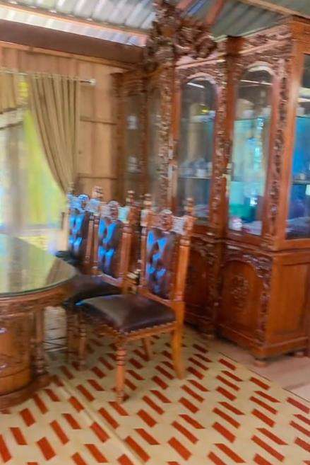Home tour rumah kayu beratap seng tapi isinya furnitur mewah.