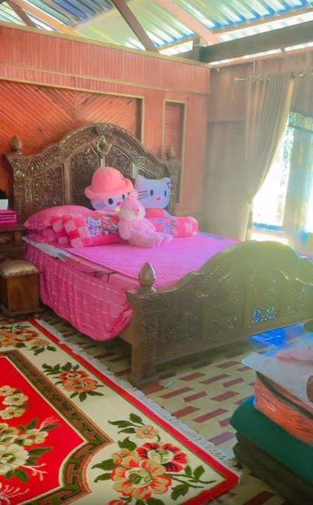 Home tour rumah kayu beratap seng tapi isinya furnitur mewah.