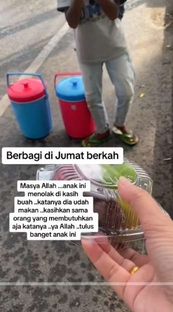 Anak Kecil Menolak Pemberian Buah saat Jumat Berkah, Perkataannya Menyentuh Hati