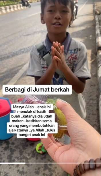 Anak Kecil Menolak Pemberian Buah saat Jumat Berkah, Perkataannya Menyentuh Hati