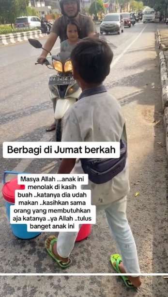 Anak Kecil Menolak Pemberian Buah saat Jumat Berkah, Perkataannya Menyentuh Hati