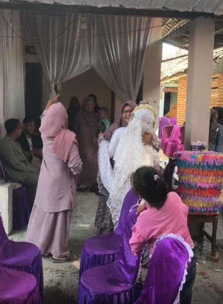 Momen langka tapi kocak, pengantin hadiri hajatan tetangga yang juga jadi pengantin.