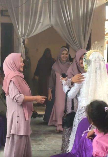 Momen langka tapi kocak, pengantin hadiri hajatan tetangga yang juga jadi pengantin.