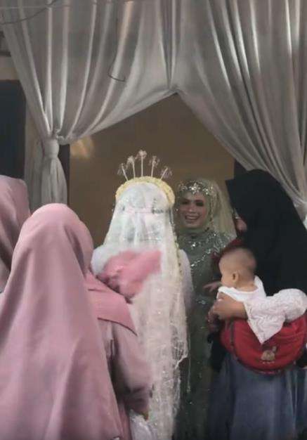 Momen langka tapi kocak, pengantin hadiri hajatan tetangga yang juga jadi pengantin.