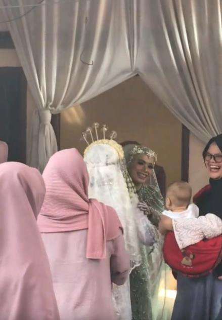 Momen langka tapi kocak, pengantin hadiri hajatan tetangga yang juga jadi pengantin.