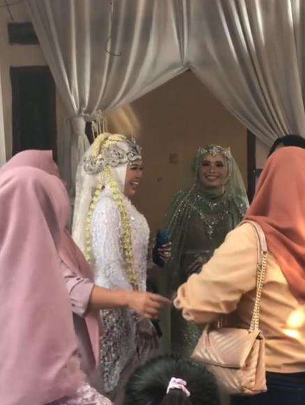 Momen langka tapi kocak, pengantin hadiri hajatan tetangga yang juga jadi pengantin.