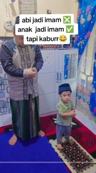 Masya Allah! Momen Gemas Anak Kecil Praktek Jadi Imam Bareng Ayahnya, Kabur Duluan Karena Takut Kecoa