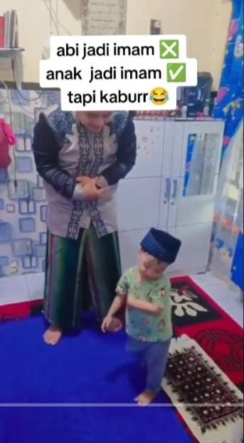 Masya Allah! Momen Gemas Anak Kecil Praktek Jadi Imam Bareng Ayahnya, Kabur Duluan Karena Takut Kecoa