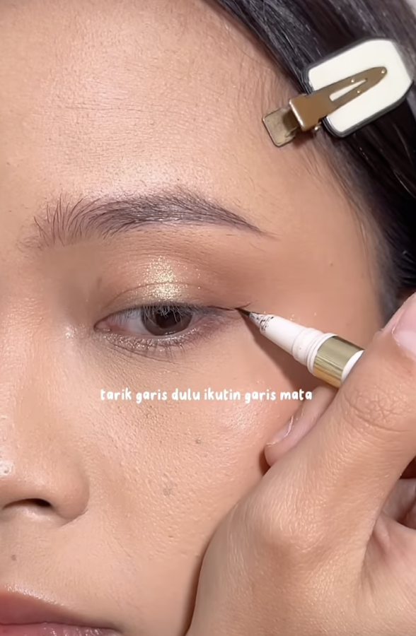 Memakai Eyeliner