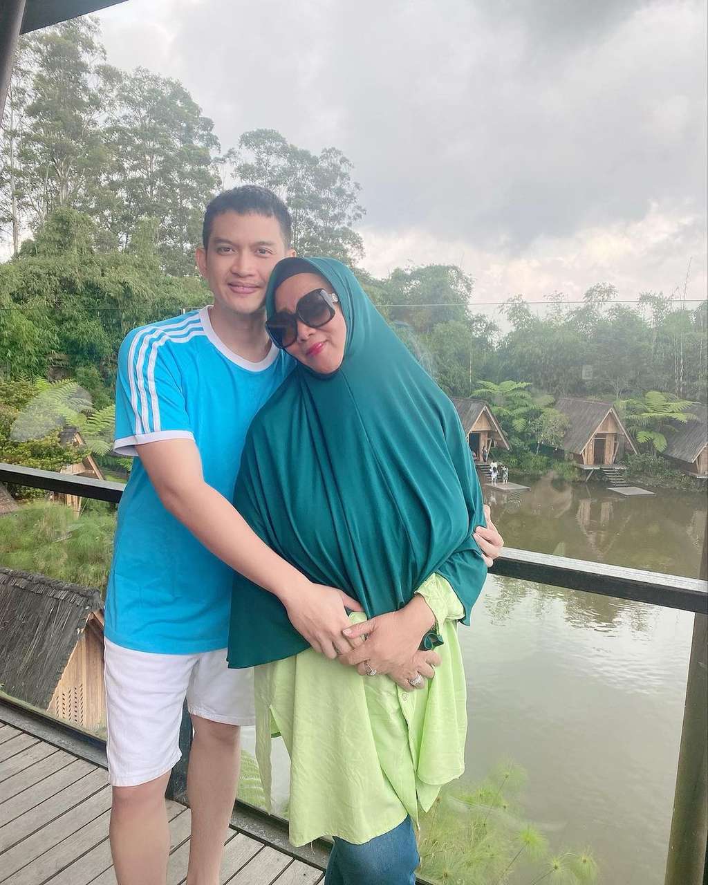 Potret kedektan Rezky Aditya dan mertuanya