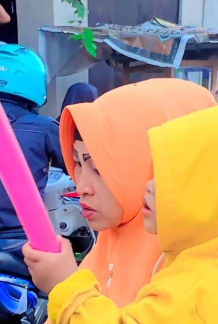 Makeup setengah jadi.