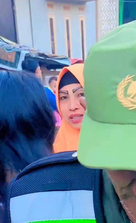 Makeup setengah jadi.