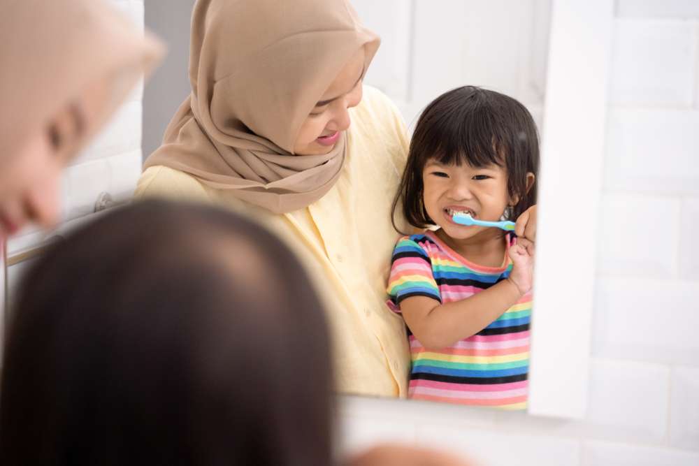 Demi Kesehatan Mulut dan Gigi Si Kecil, Ibu Wajib Tahu Langkah Baik Apa yang Sebaiknya Dilakukan