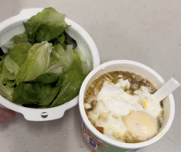 Mie dalam Cup Gizi Seimbang