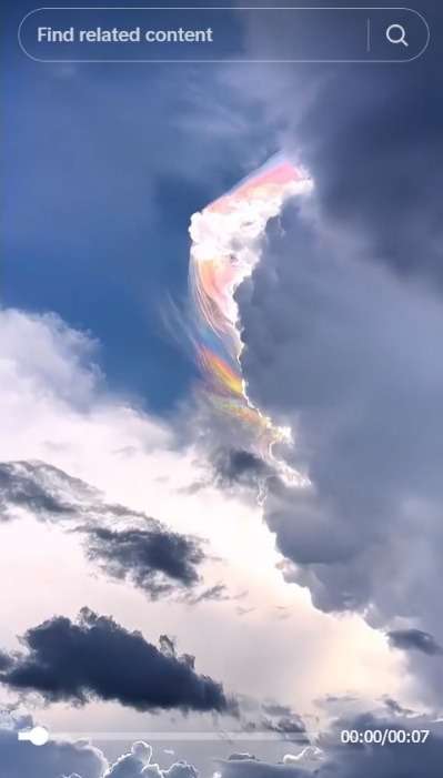 Momen Langka Pemandangan Awan Pileus, Bentuknya Cantik Warna Pelangi