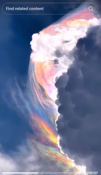 Momen Langka Pemandangan Awan Pileus, Bentuknya Cantik Warna Pelangi